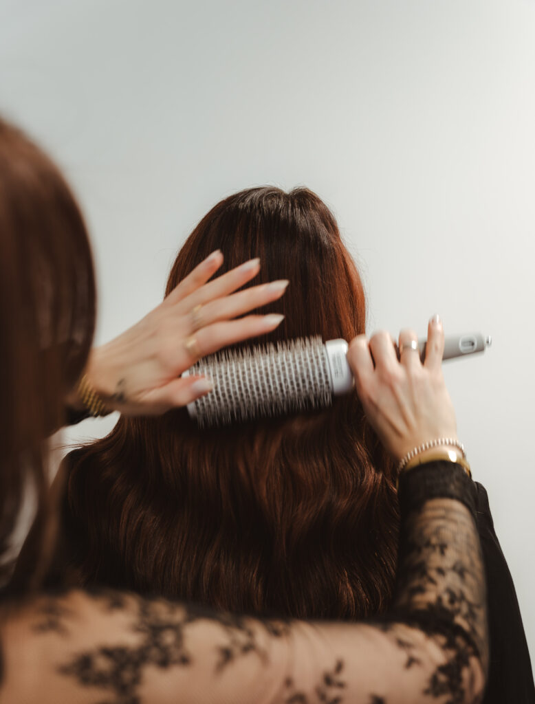 Detailaufnahme beim Haarebürsten