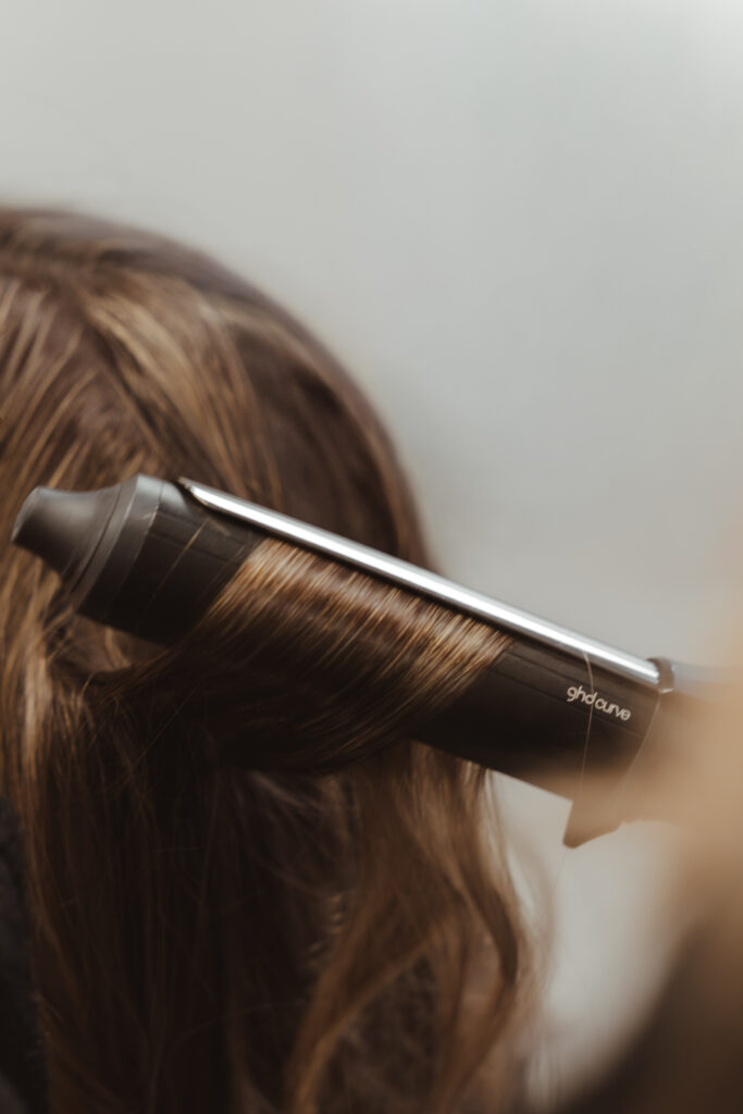 Detailaufnahme eines Glätteisens am Hinterkopr