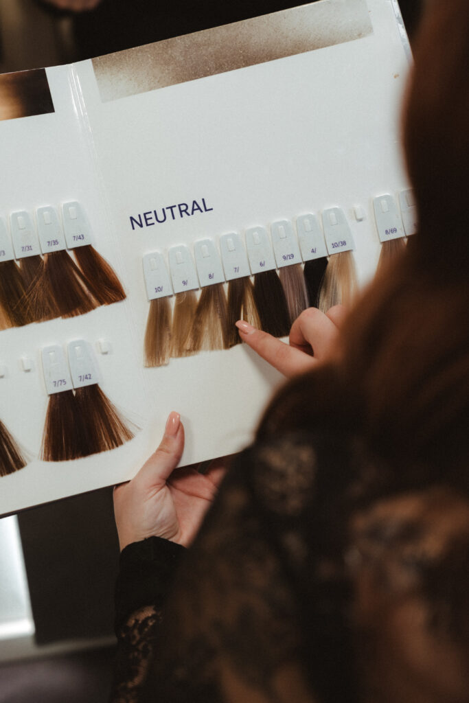 Detailaufnahme eines Musterbuches im Friseursalon von Lisa Futterer