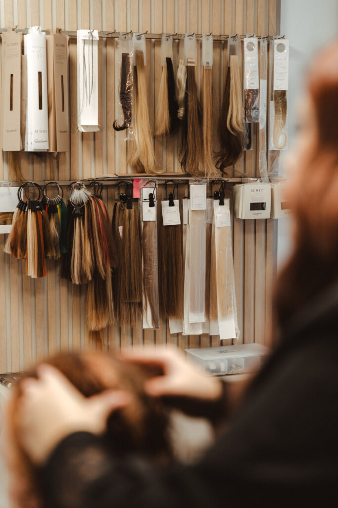 Detailaufnahmen von Haarverlängerungen im Friseursalon von Lisa Futterer