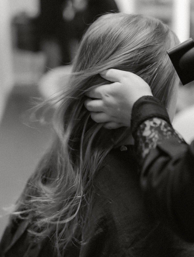 Detailaufnahme beim Haareföhnen