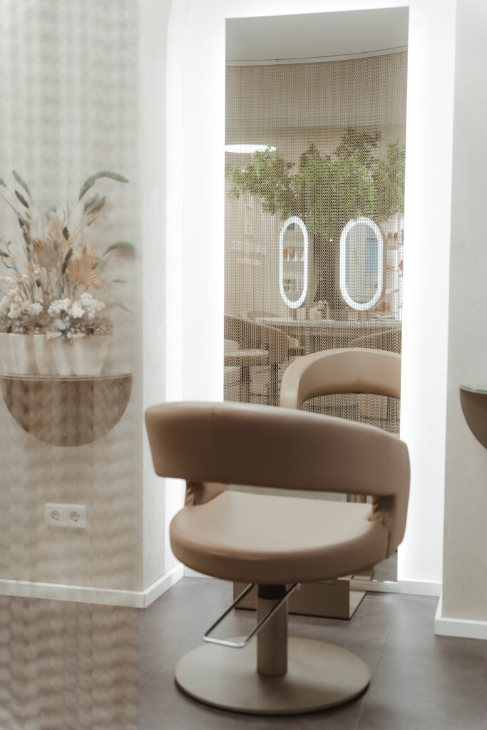 Friseurstuhl im Friseursalon von Lisa Futterer