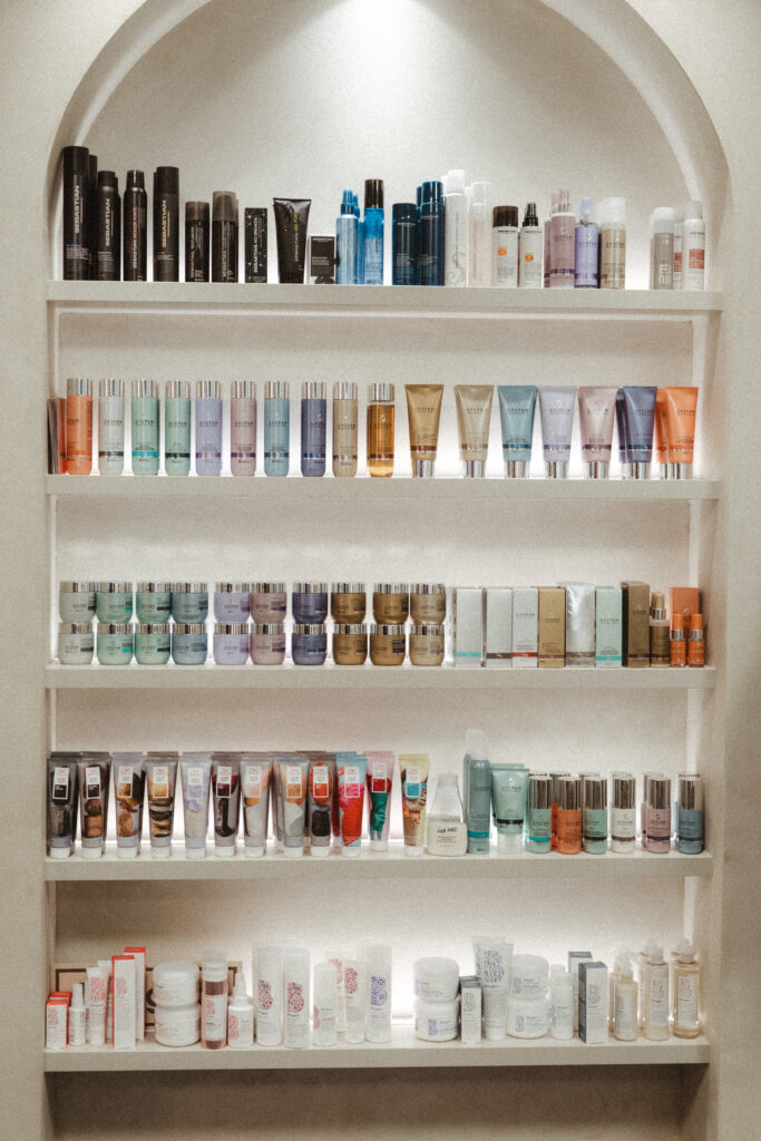 Haarpflegeprodukte im Friseursalon von Lisa Futterer