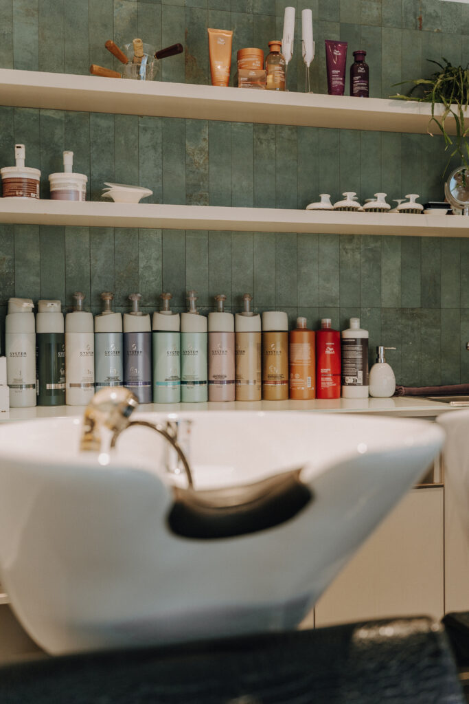 Haarpflegeprodukte und Waschbecken im Friseursalon von Lisa Futterer