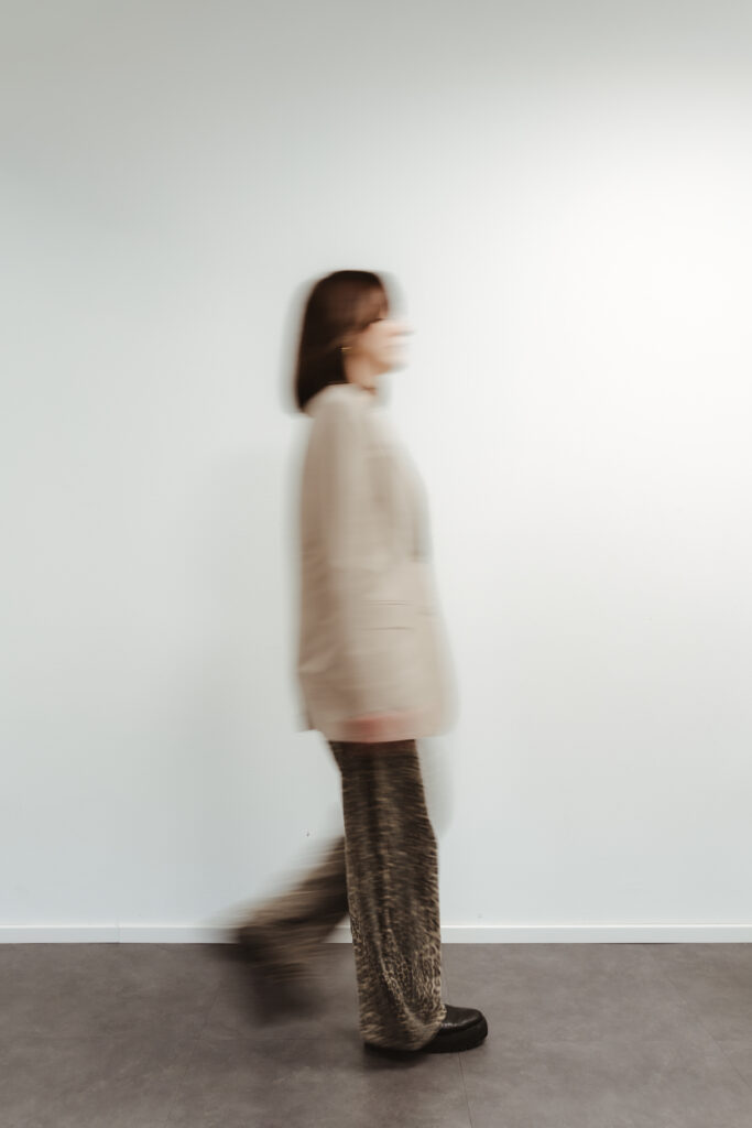 Lisa Futterer – läuft in Bewegung von links nach rechts durch das Bild