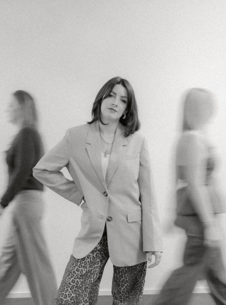 Lisa Futterer – Friseur Coach und Gründerin von She/BOSS in schwarz/weiss