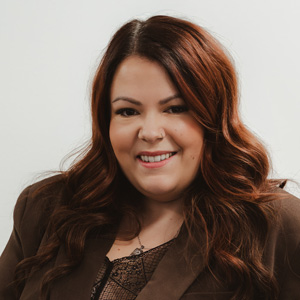 Eileen - Portraitfoto einer zufriedenen Teilnehmerin von She/BOSS