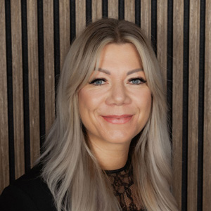 Ina - Portraitfoto einer zufriedenen Teilnehmerin von She/BOSS